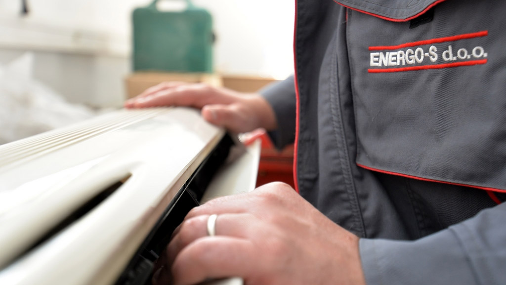 Energo-S sjelatnik provjerava klima uređaj