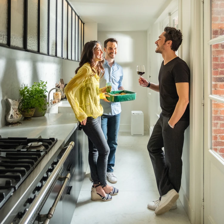 Druženje u kuhinji uz Daikin pročistač zraka u kutu